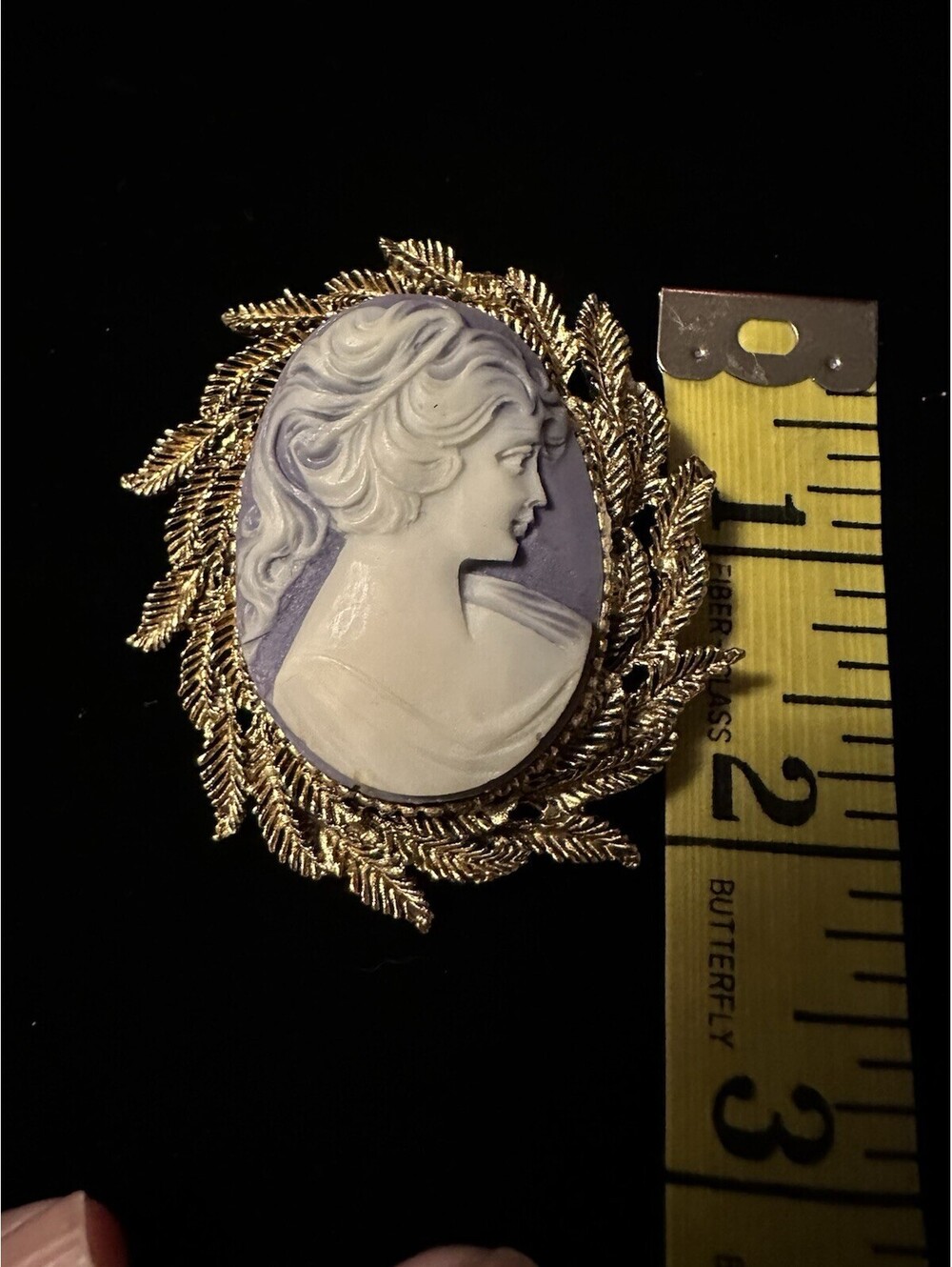 Blue Base Cameo Gold Tone Leaves Frame Vintage Brooch - Picture 3 of 3
